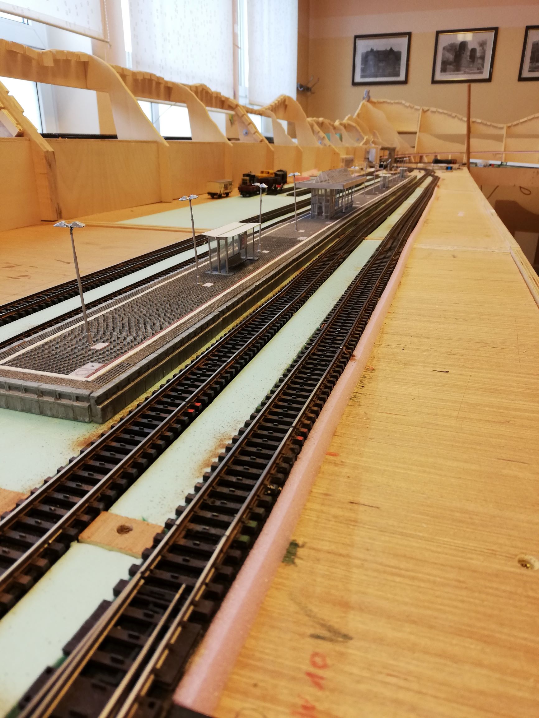 Der 2,20 Meter lange Bahnsteig ist eingebaut und wartet auf die ersten Fahrgäste.